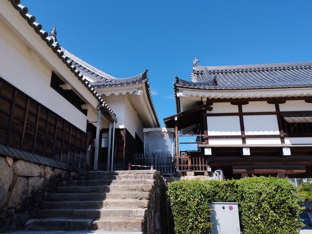 内部へ