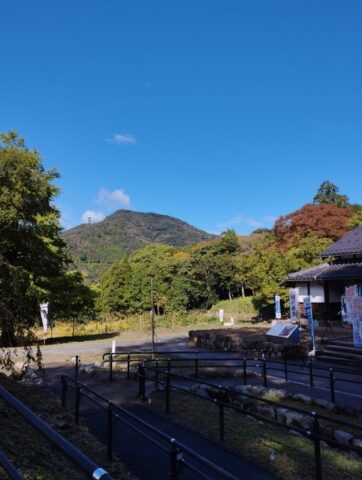 資料館横から登山道へ