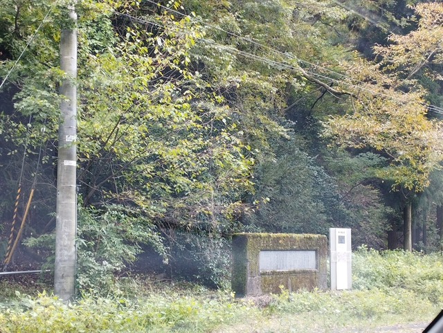 トンネル手前の石碑