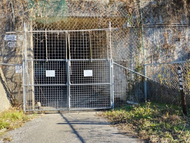 鎌刃城【滋賀県】入り口高架下フェンス